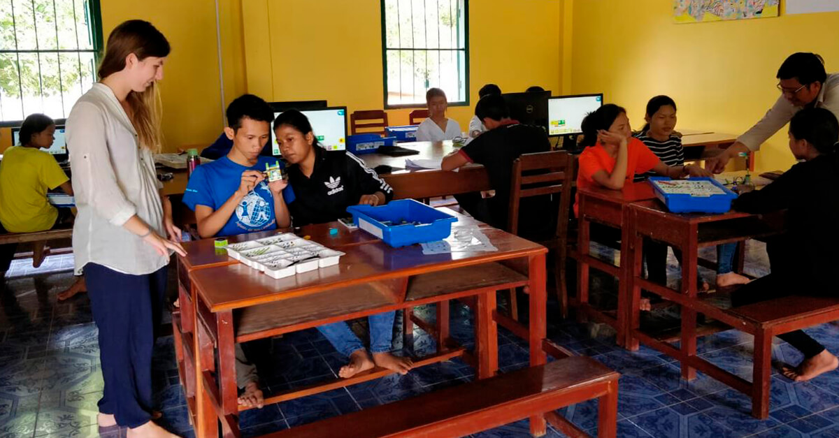 compañera de ux de pasiona con alumnos de camboya